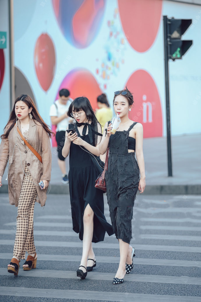 路人街拍：白色紧身裙秀出小姐姐的玲珑身材，长腿很亮丽