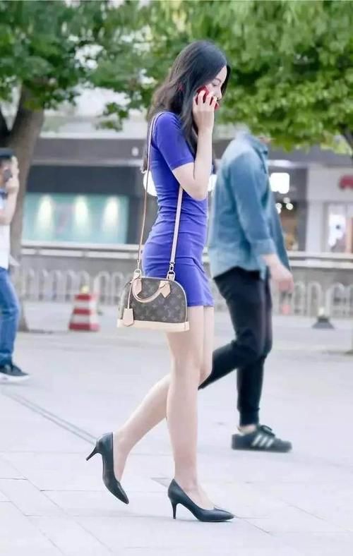 身材玲珑，步态轻盈，宝蓝色连衣裙超有女人范