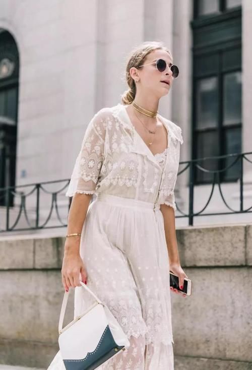 杨幂身穿月光白的蕾丝裙出席活动,宛如仙女下凡,这搭配风格太好了