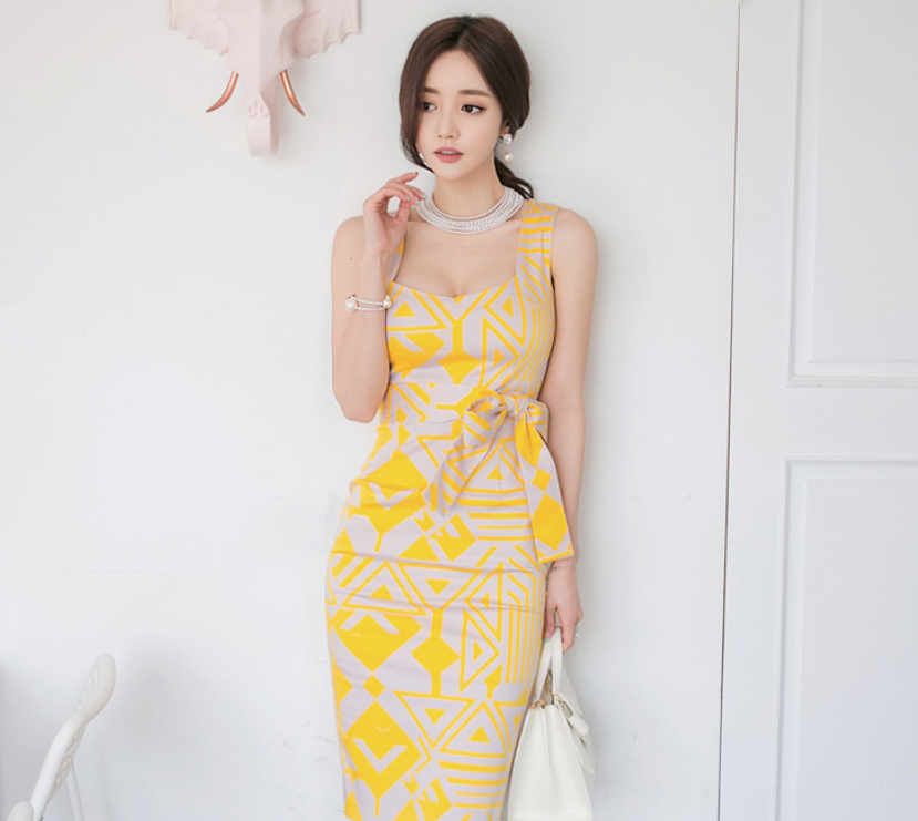 女神搭配：身材完美的紧身裙美女，给人眼前一亮的美感！