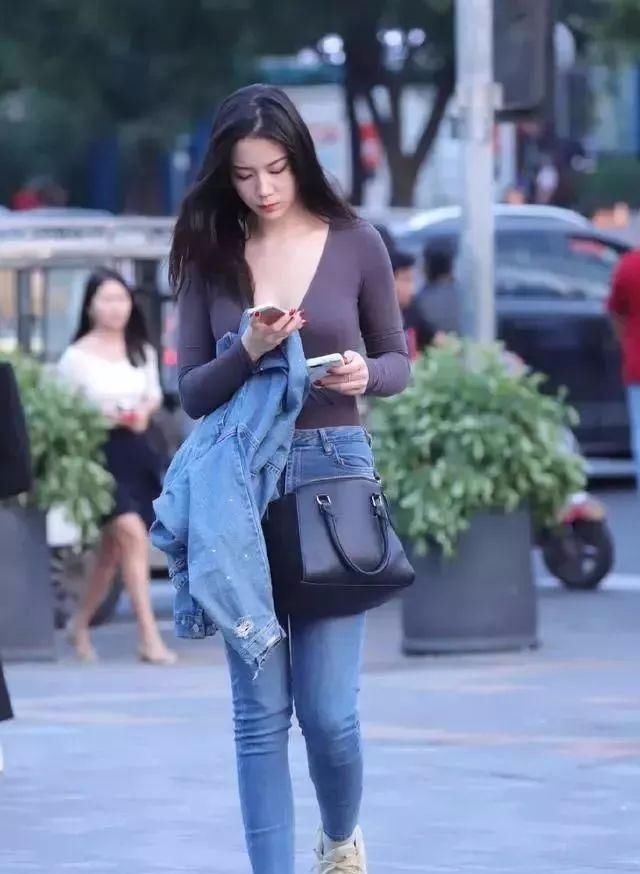 女生:气质女生穿牛仔裤,尽显妙曼身材