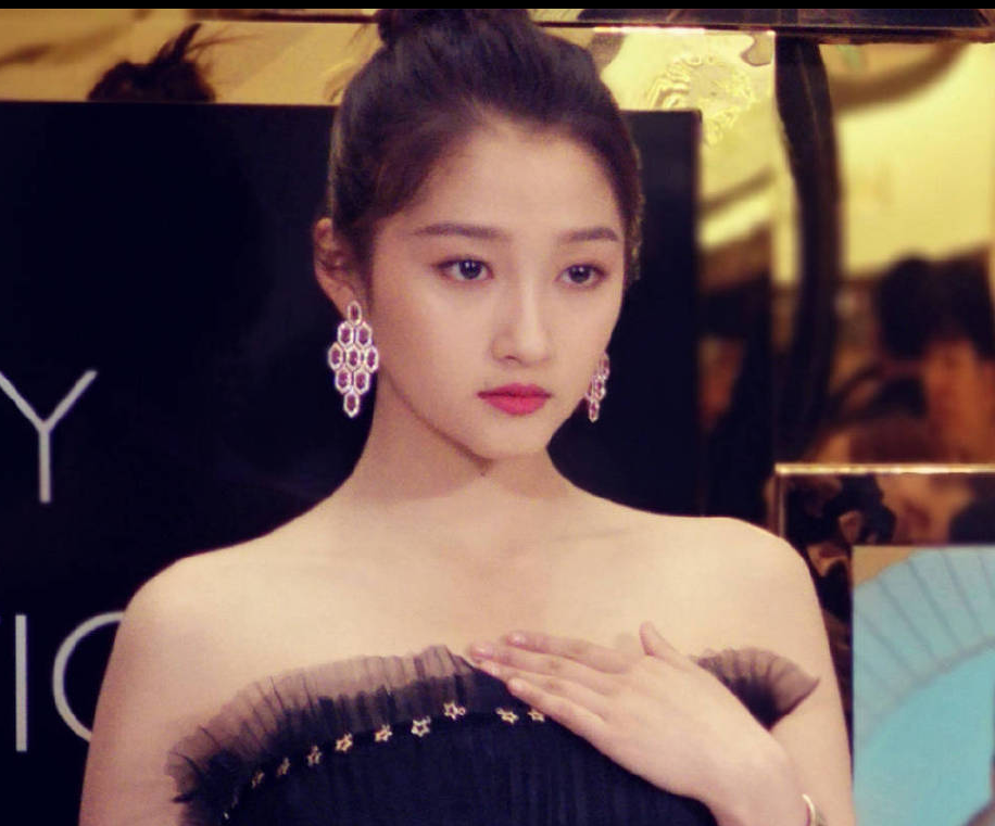 关晓彤现身某商业时尚活动 身材十分苗条一双筷子腿十分显眼