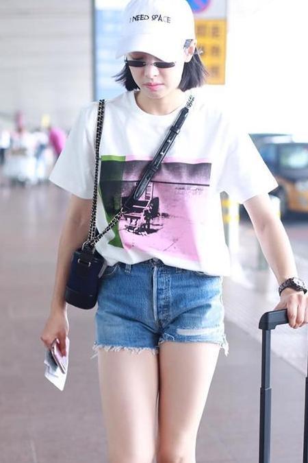 女星穿热裤秀长腿：佟丽娅美成一道风景线，宋茜用力过猛显尴尬