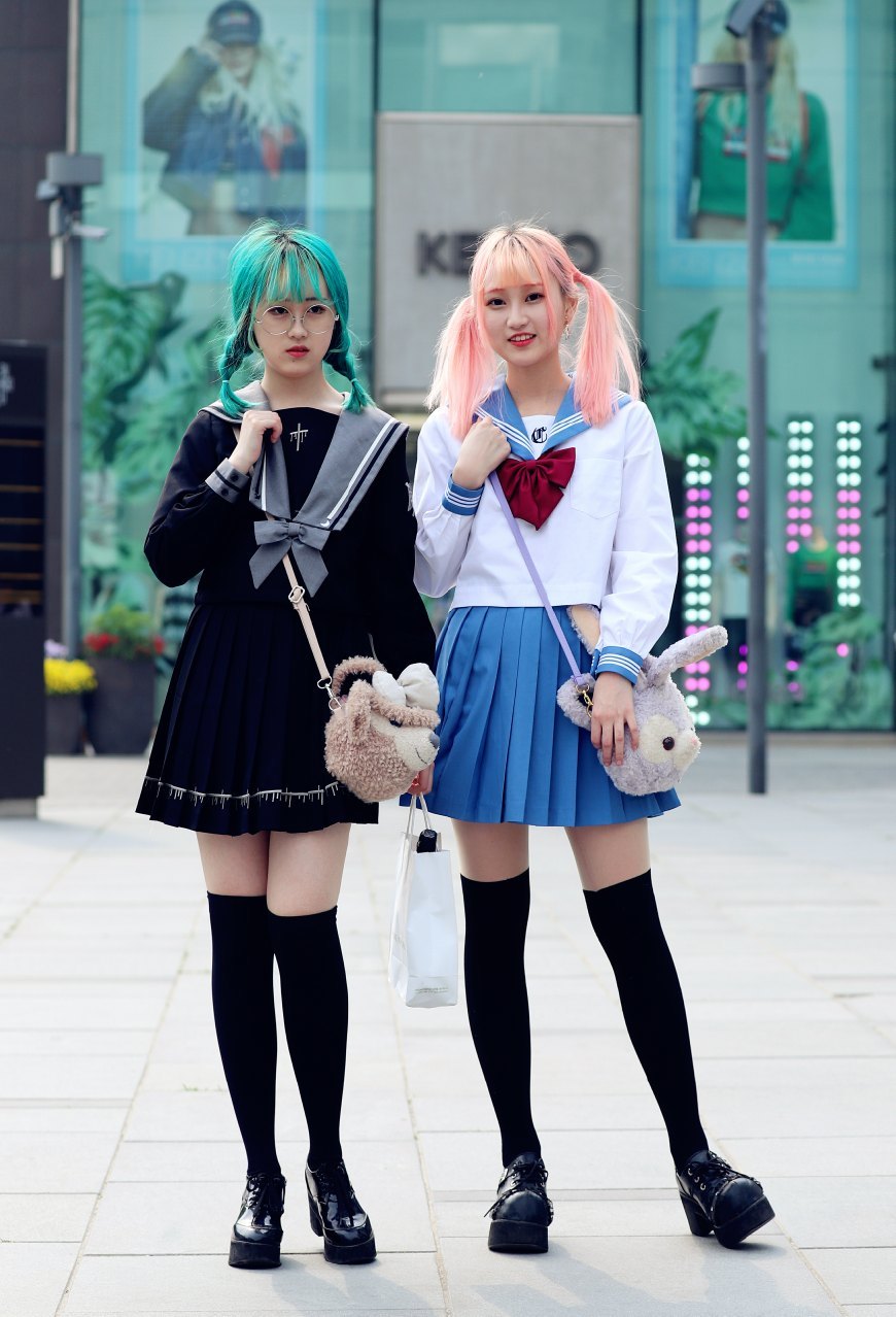 北京街拍:三里屯逛街时遇见了很多时尚美眉,有