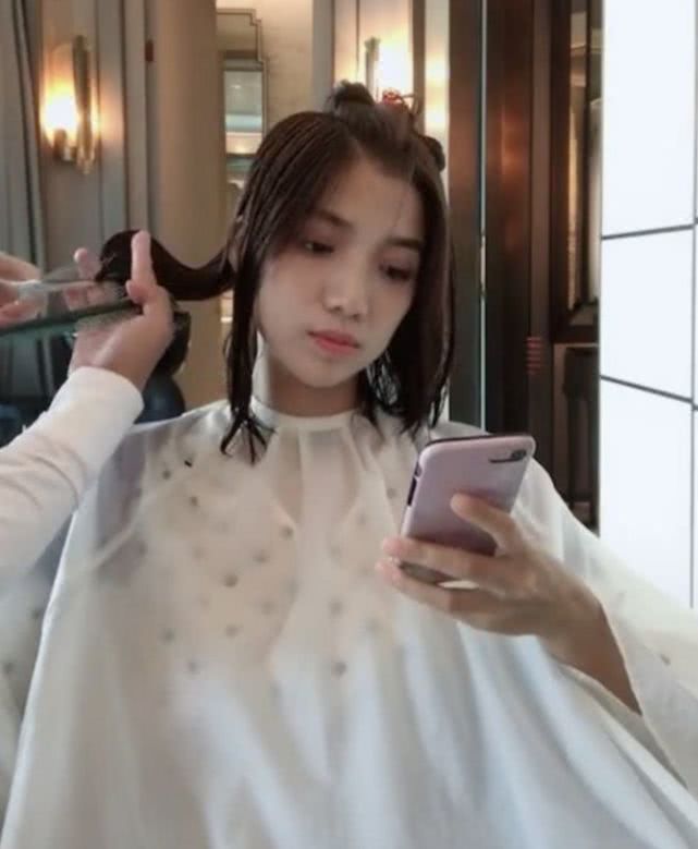 18岁小女生去理发，做了一款心仪的卷发，做完之后瞬间老10岁