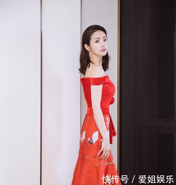 林依晨难得性感一回, 穿抹胸裙现身活动, 显高贵又优雅!