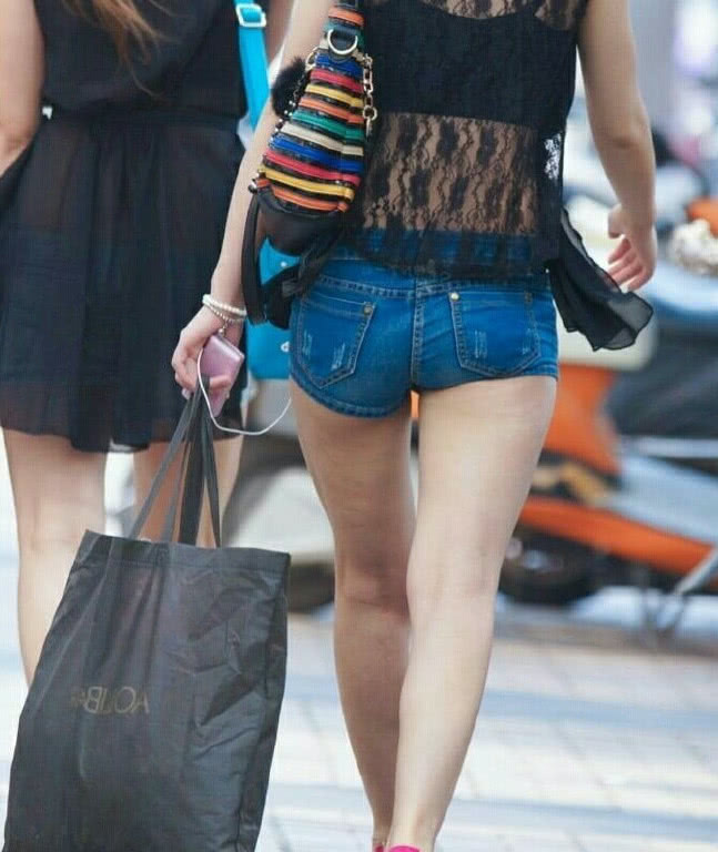 小姐姐透明小背心显露黑色抹胸，这身材让人无法抗拒