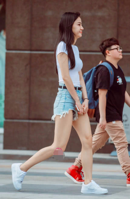 小姐姐短裤穿搭大秀美腿，没有对比就没有伤害，旁边地小哥哥心真