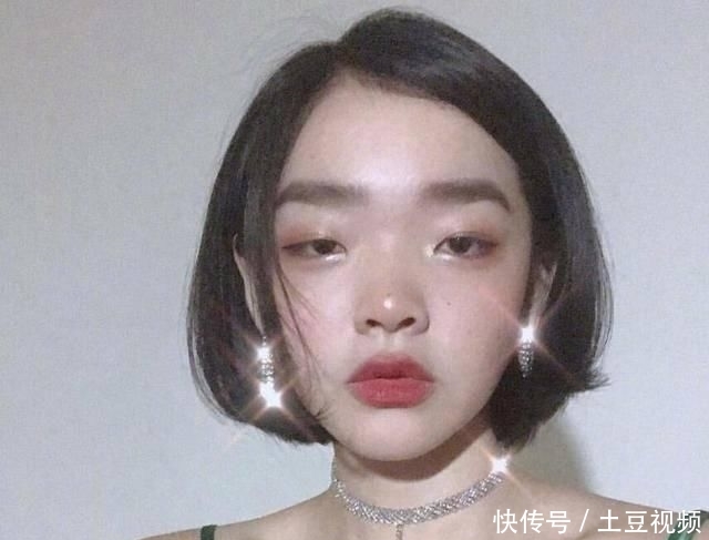  『缺陷』亚洲人讨厌的脸部缺陷她全占了，还被Dior青睐逆袭成高级时尚？