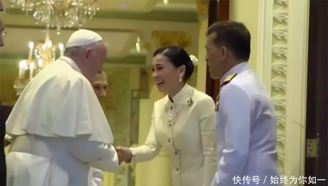 #外交才能#玛哈国王的三任娇妻,同穿华服见外宾,可差别咋这么大呢!