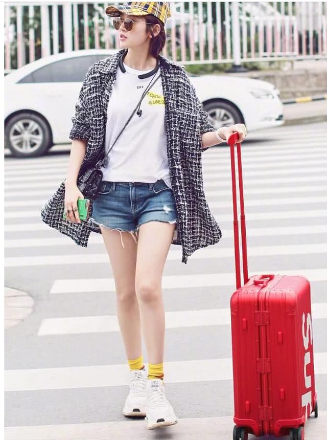 唐艺昕真够自信的，腿粗坚持不P图，还玩下衣失踪大秀“美腿”!