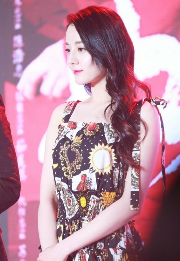 迪丽热巴带货能力不输老板杨幂，一声不响就带火了“纸牌耳环”！