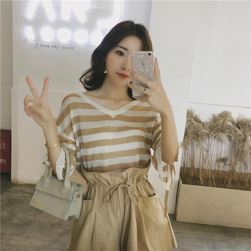 简约耐看的淑女范上衣,穿上它轻松变身温柔小姐姐哦!