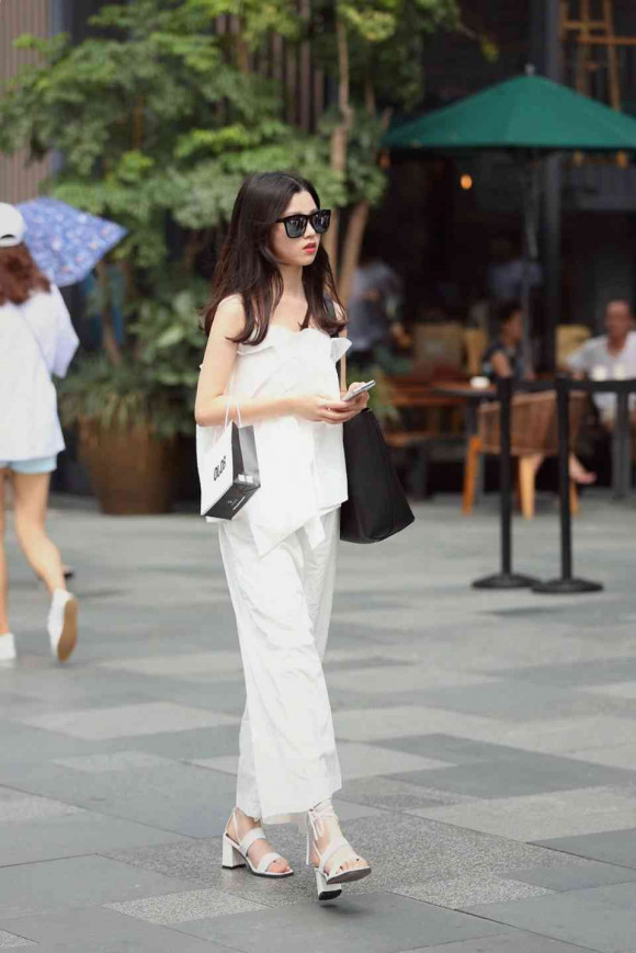 街拍美女，绝美天仙，如此穿着女人味爆棚