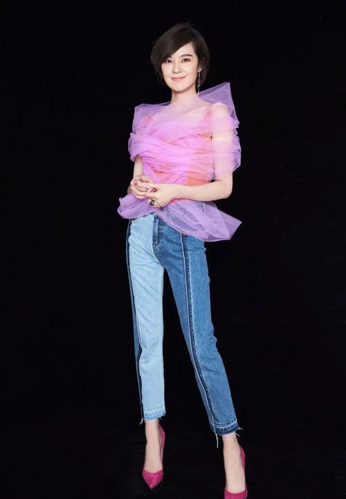 娜扎输给了关晓彤！不仅腿短，还九曲十八弯？