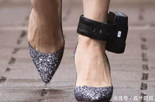 「脚铐」华为老总长女戴脚铐也优雅!神情淡定又从容,同父异母妹妹更迷人