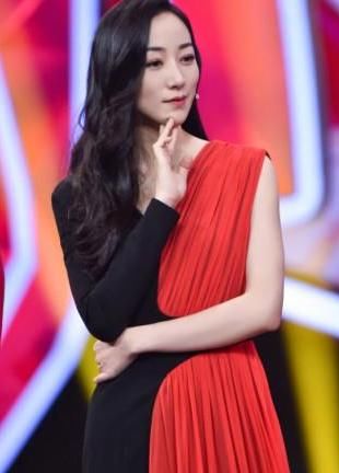 韩雪穿一件连衣裙现身活动，一半热情似火一半优雅端庄，美到哭！