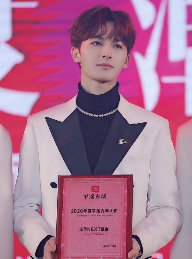 「营造」200112 朱正廷现身JSTYLE精美年度颁奖礼 简约白色穿搭,营造冬雪后的一抹温暖
