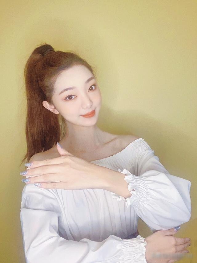  ＂promot_title＂:＂{\＂i8\＂: \＂我，2岁，话都不会说，初吻就被一只狗「夺走」了……\＂火箭少女101集晒拥抱，美丽又温柔的小姐姐在家里也这么时尚，春天这么穿太美了