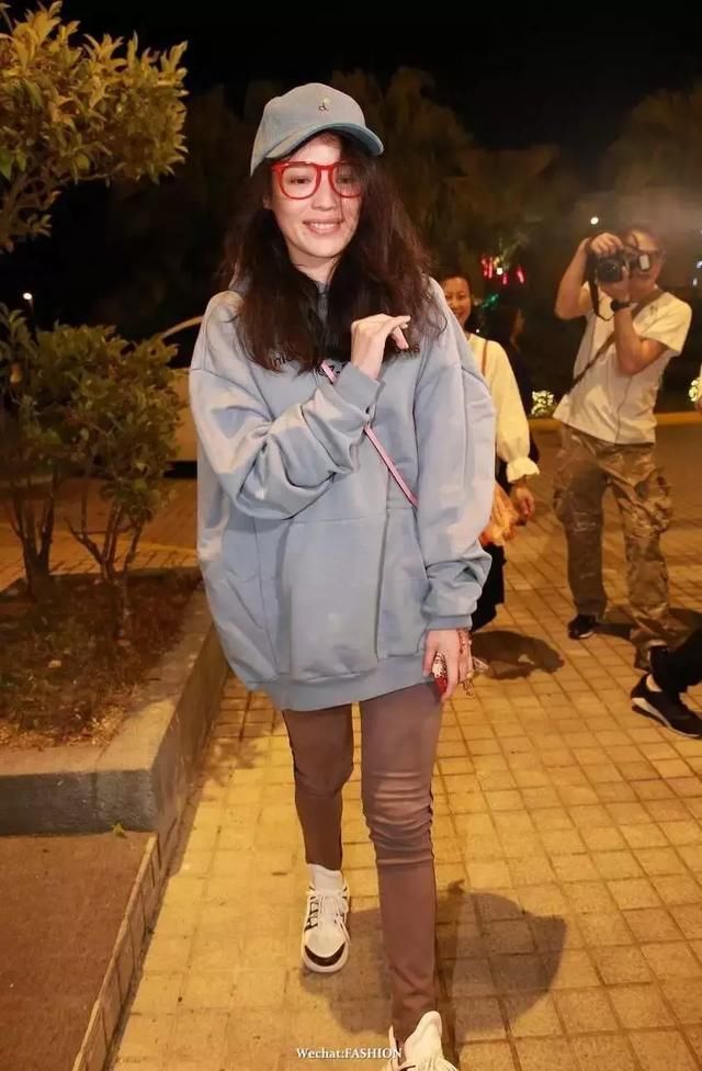 一夜间,这么丑的鞋刷爆时尚圈!