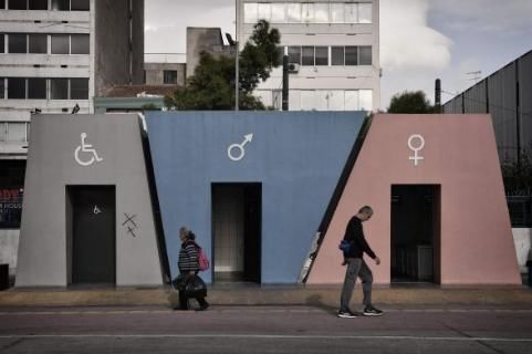 印度一对情侣来到中国旅游，向游客询问：你们这里没有厕所吗？