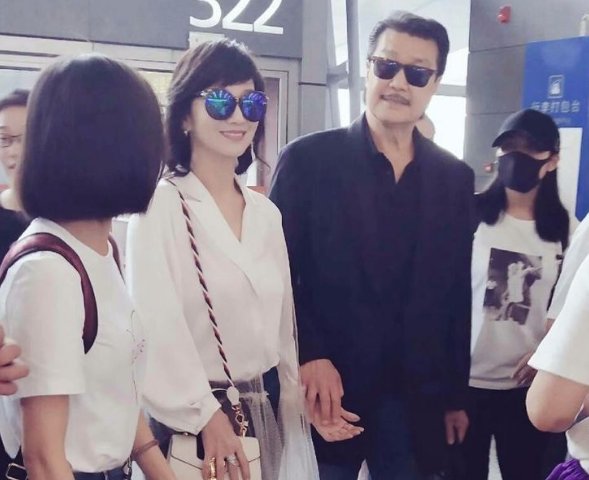 63岁赵雅芝穿短裤，满满的赘肉辣眼睛，网友:太尴尬了