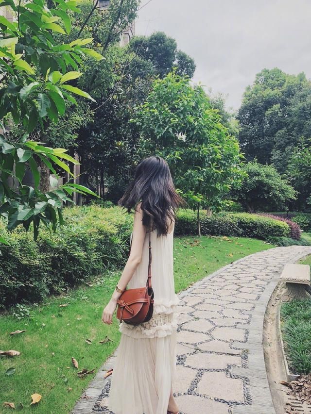 何穗身穿黑色吊带裙现身维密面试，气质十足，网友：仙姑白到发光