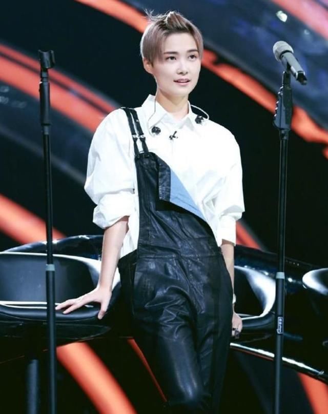 李宇春也太拼了，这“鞋跟”也是细的可怕隔着屏幕都感觉到脚疼