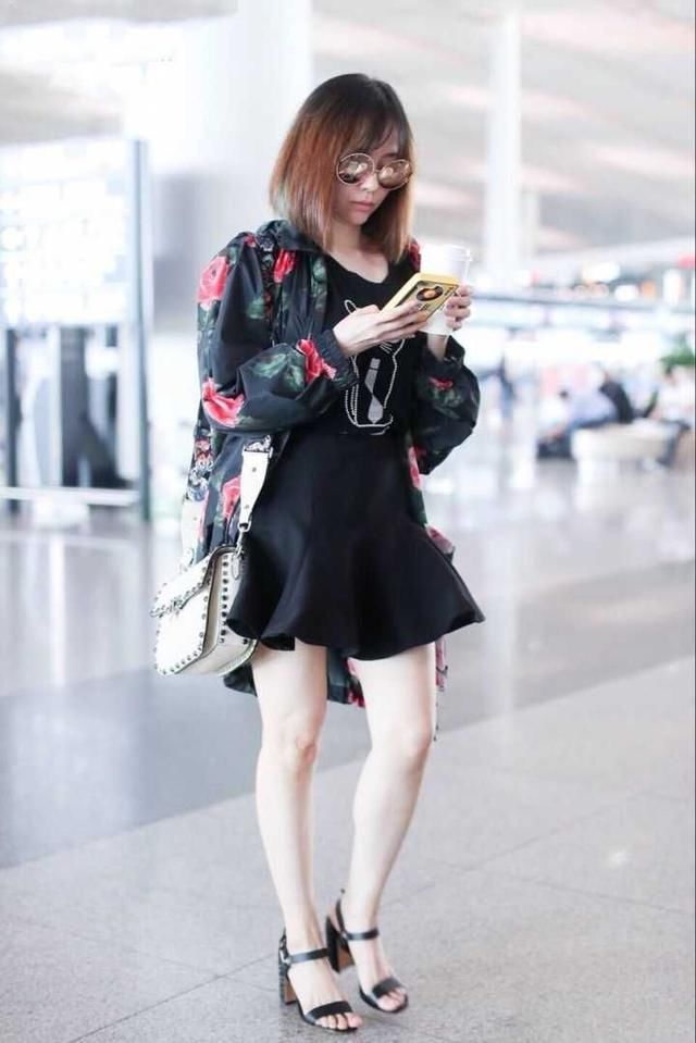 张靓颖素颜现身皮肤松弛和以往判若两人，网友：岁月是把杀猪刀！