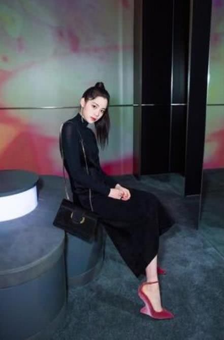 有一种高跟鞋叫欧阳娜娜的鞋，不仅另类，而且你一双也不能穿