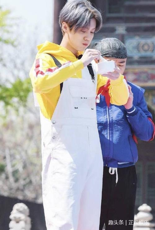 本以为鹿晗穿背带裤够迷人了，没想到官鸿的出现才见识什么叫帅气