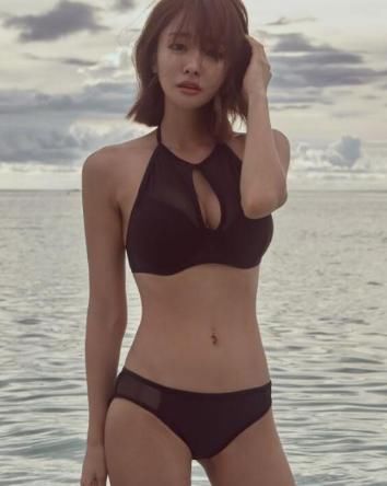 比基尼泳衣美女,身材性感,展现女神动人风姿