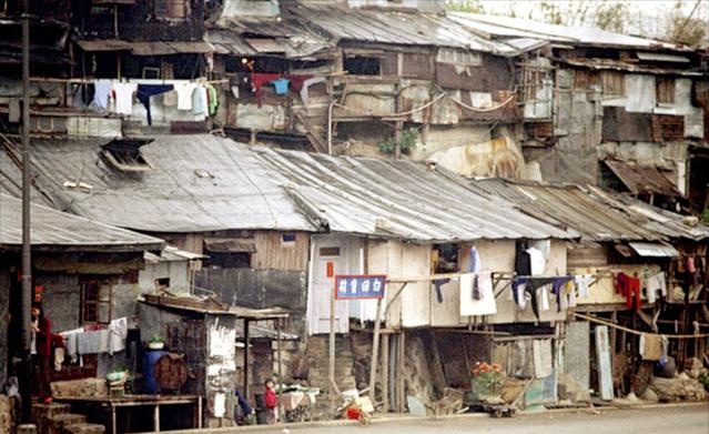 1972年的香港老照片：现代化建筑随处可见，图9是当时的贫民区