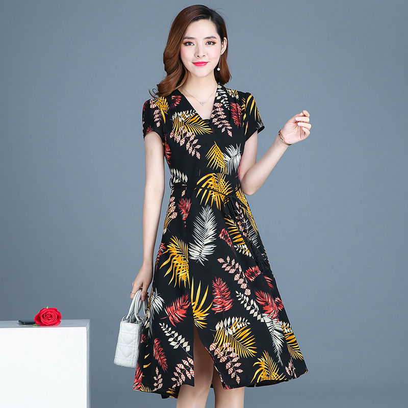 不得了!50岁婆婆穿这印花裙，实在太显嫩了，简直让我一饱眼福