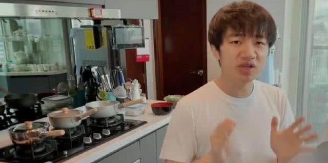  「加上」王祖蓝顺毛好帅气！白T配长裤嫩成小鲜肉，奶爸颜值狂飙不敢认