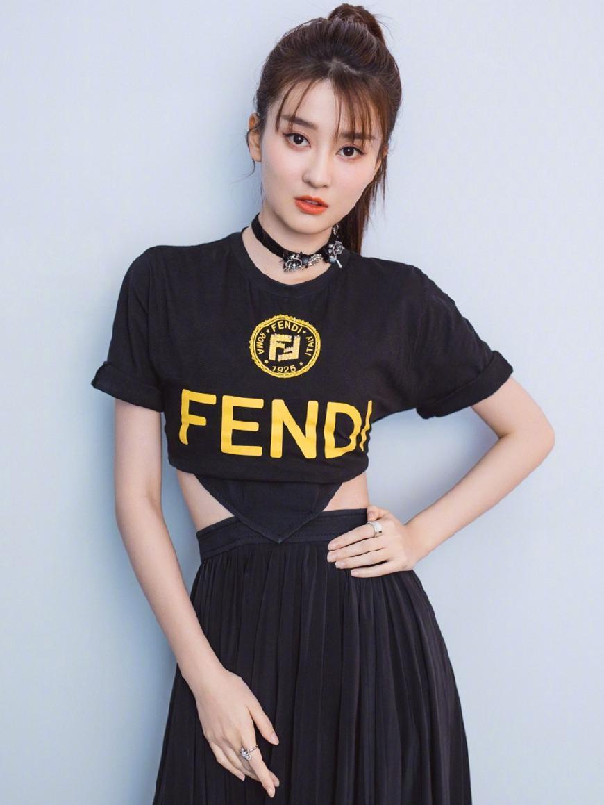 乔欣才是真“腰精”, 穿T恤还遮不住好身材, 又酷又美!