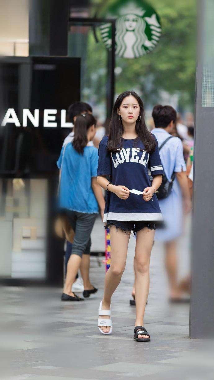 北京街拍:长相甜美的小姐姐,打扮起来更是好看到想撩她!