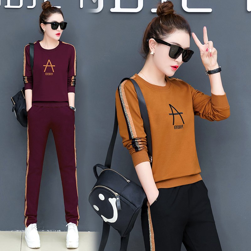 比裙子流行百倍的套装，这女人穿一个比一个惊艳，美到看不出年龄