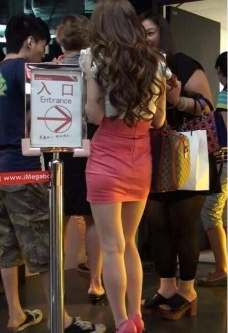 大晚上美女的穿这样的衣服上街，上街是不是很不安全！