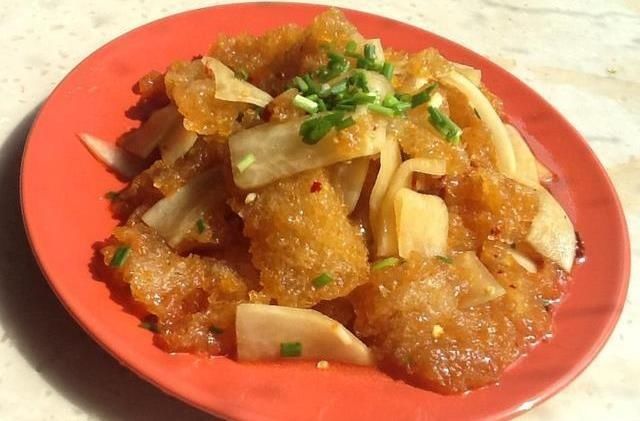  少许@精选美食：凉拌炸肉皮，香干木耳炒鸡，蒜香芥蓝，豆角肥肠的做法