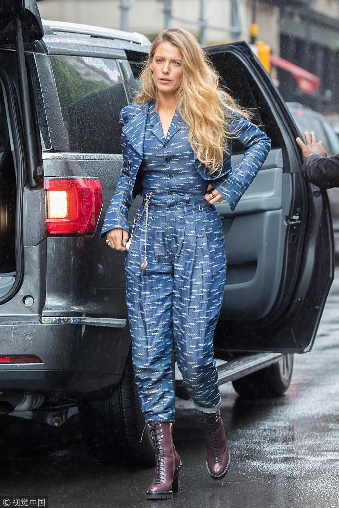 布莱克莱弗利穿连体装显高挑身材前凸后翘 长发飘逸灿笑挥手无星