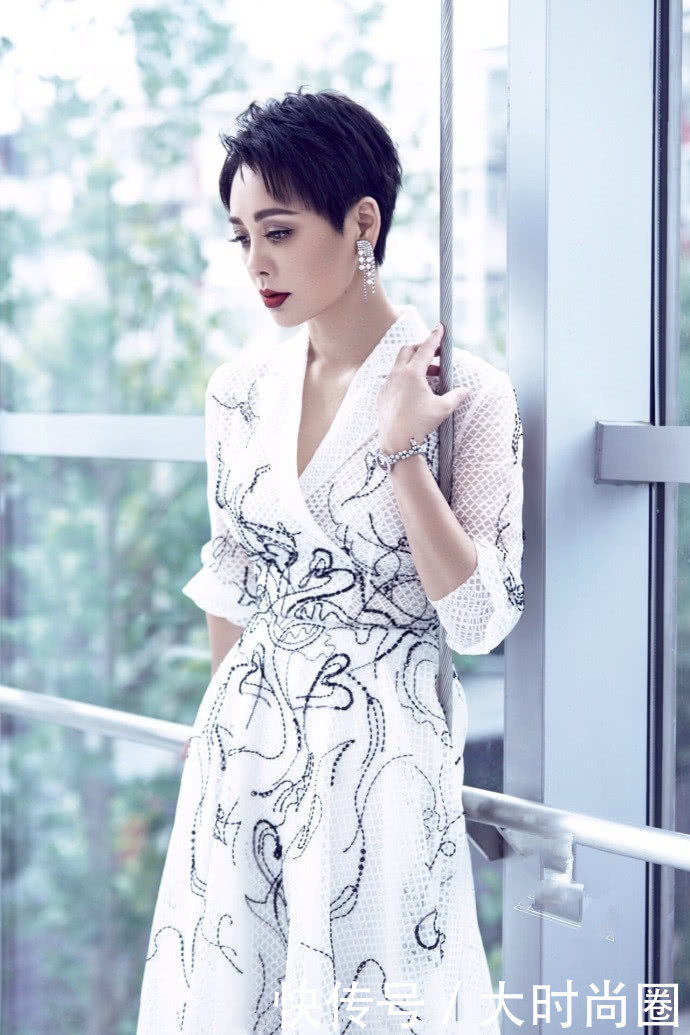 46岁宁静绝了！穿深V鱼尾裙惊艳全场，网友：这身材逼死多少人？