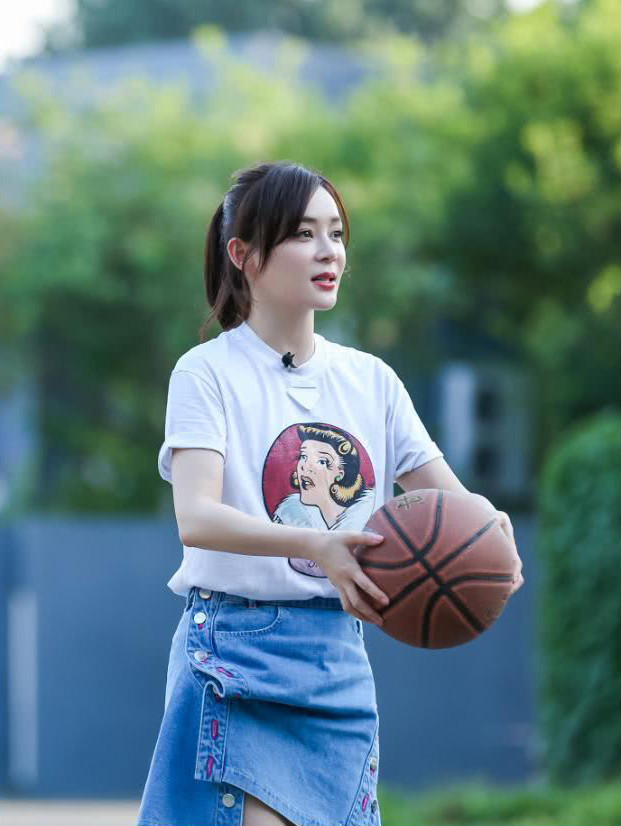 袁珊珊的裙子露个“大洞”，强迫症要犯了。网友：真想帮她捂住