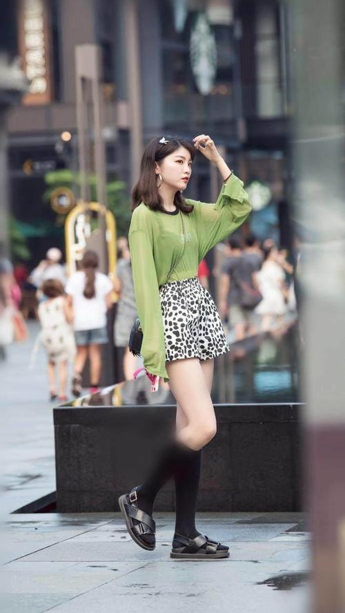 路人街拍，小姐姐搭配黑色的阔腿裤，完美展现自己的魔鬼身材