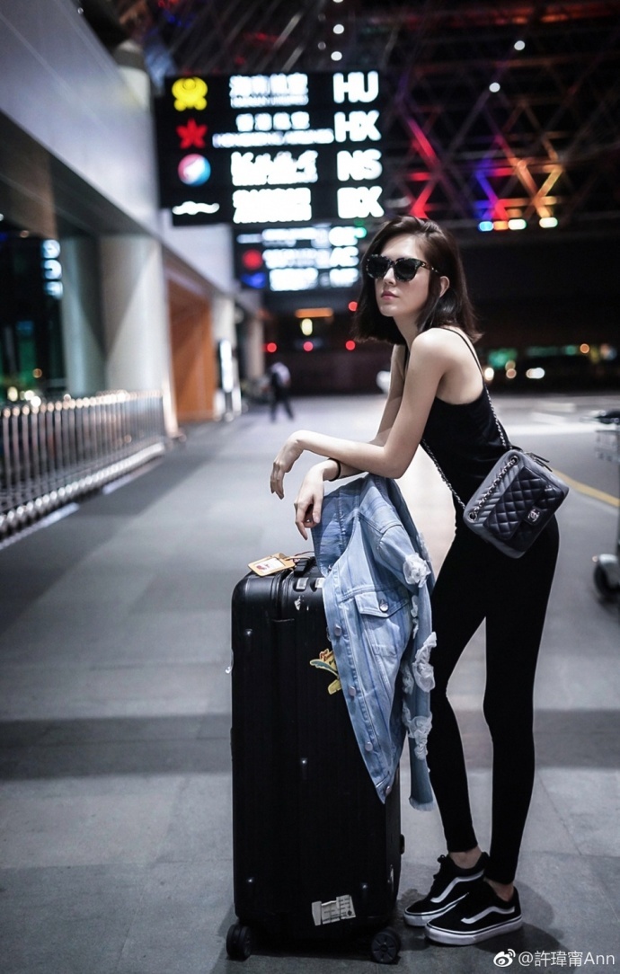 路人街拍,林心如好姐妹许玮甯晒靓照,深V吊带装大长腿很抢镜