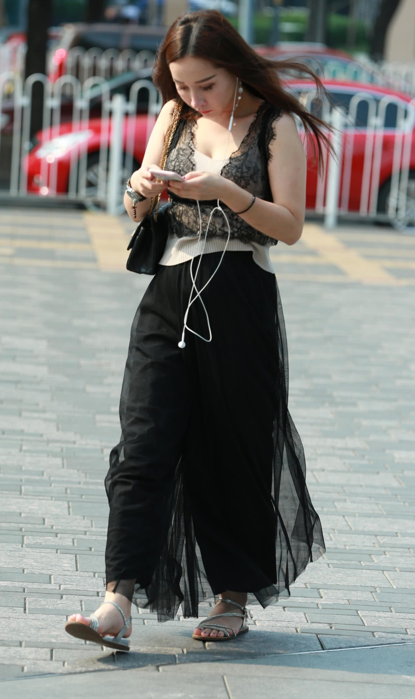 气质小姐姐秀发青丝随风飘动，全身散发着不一样的韵味