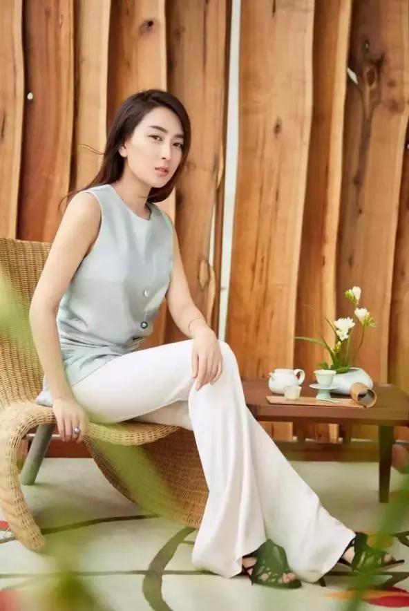 马苏太敢穿了!一身黑裙看似优雅,侧面却尴尬,一转身就辣眼睛!