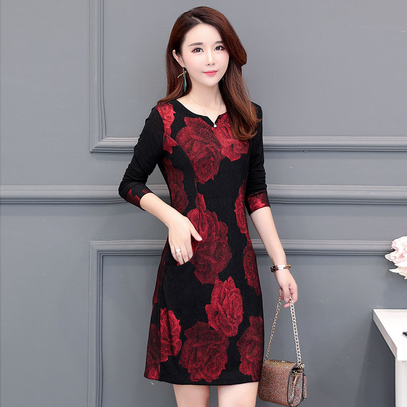 还没有到60，别穿妈妈装!洋气又耐看的“减龄装”，美嫩像朵花