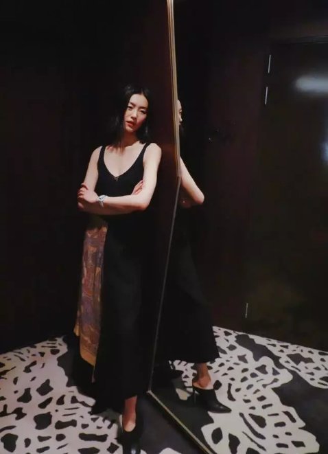 刘雯穿半透明吊带连衣裙露出内衣，网友:谁说刘雯不适合玩性感?