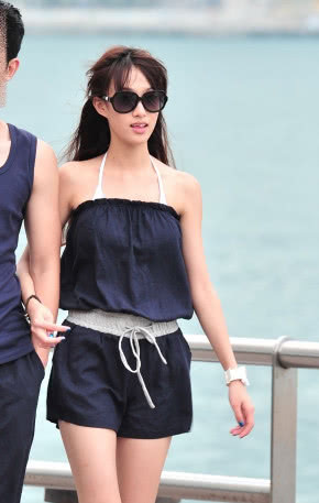 俏皮小姐姐一些黑衣尽显完美身材,网友:就是这小飞机有点尴尬